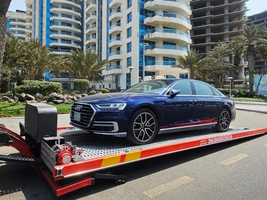 سطحة فل داون تنقذ سيارة فارهة في أحياء شمال جدة بأمان تام وبدون خدوش مع خيارات التقسيط.