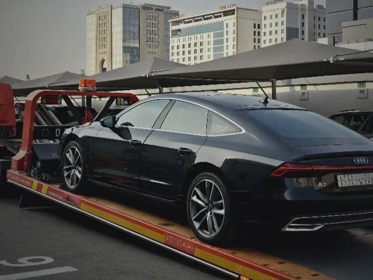 سحب وإنقاذ سيارة أودي فاخرة سوداء بواسطة سطحة هيدروليك متطورة في قلب العاصمة لضمان حماية الهيكل السفلي.