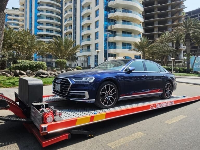 سطحَة فول دون تنقل سيارة أودي A8 فاخرة في جدة أمام الأبراج، خدمة نقل السيارات من سطحات البدر السريع.