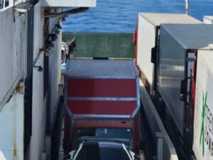 شحن دولي بري وبحري من سطحات البدر السريع، شاحنات محملة متجهة إلى مصر والقاهرة.